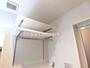 その他設備　洗濯機置き場の上にも棚があります。