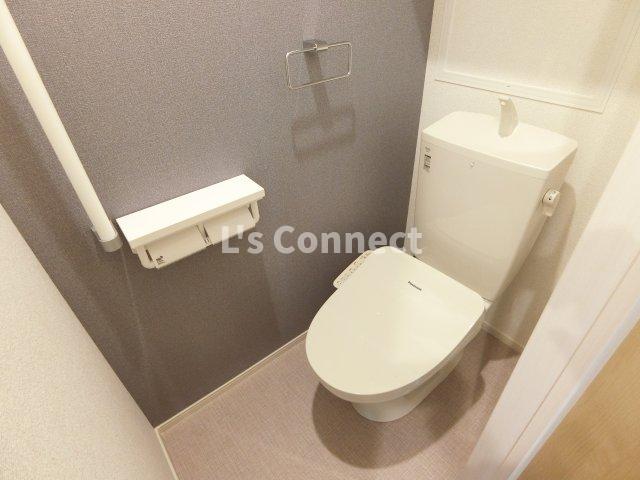 トイレ　温水洗浄便座付きのトイレ。