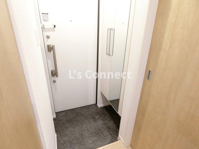 玄関　背の高い下駄箱には鏡付きで身だしなみチェック。