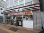 コンビニ　セブンイレブン新大久保駅西店（コンビニ）まで520m