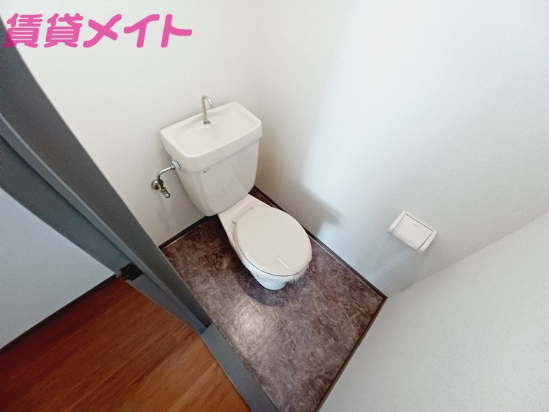 トイレ　別部屋反転参考写真です。