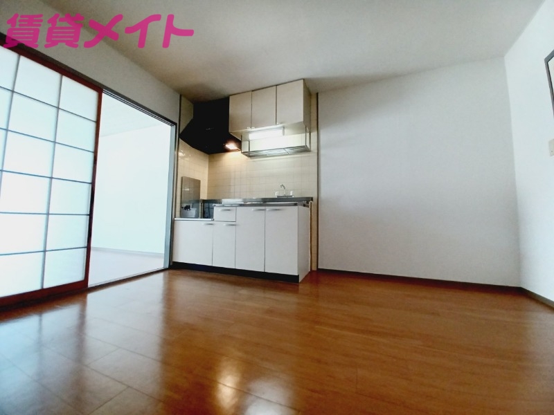 居室・リビング　別部屋反転参考写真です。