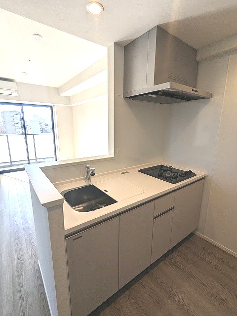 キッチン　ガス2口システムカウンターキッチン、瀟洒でお手入れ楽なガラス