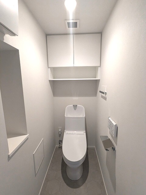 トイレ　スマホ置き付の温水洗浄便座です