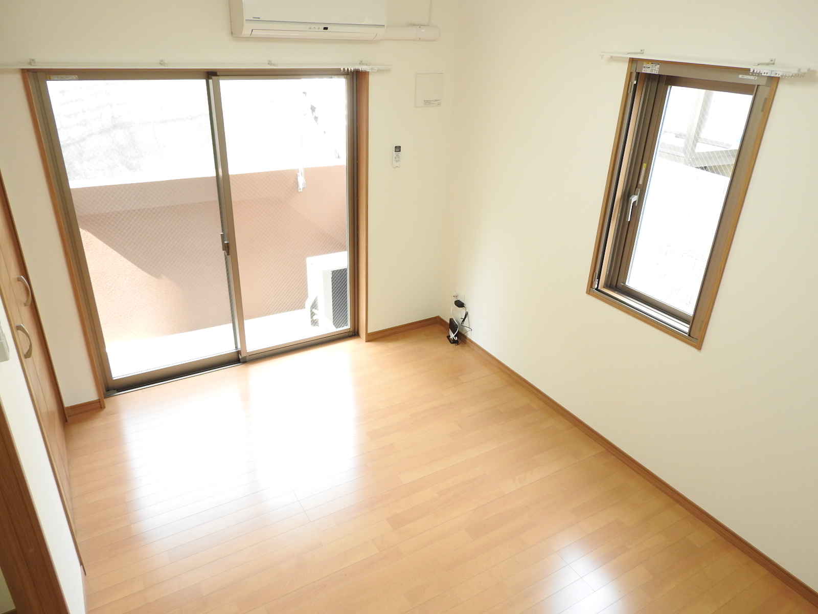 居室・リビング　洋室は6.1帖です♪