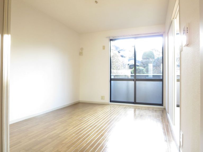 居室・リビング　洋室5.9帖南西向き陽当たり良好♪