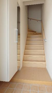 玄関　沢山の靴が収納できる下駄箱があります♪