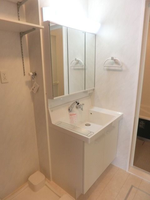 洗面設備　きれいな洗面台です