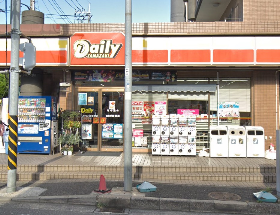 コンビニ　デイリーヤマザキニュータウン加賀原店（コンビニ）まで831m