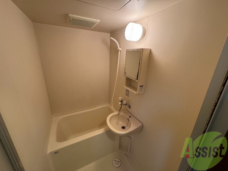 バス・シャワールーム　浴室になります。お風呂で疲れを癒してくださいませ。