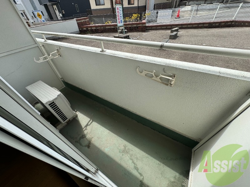 バルコニー　バルコニーになります。広々としていて洗濯物も楽ですね。