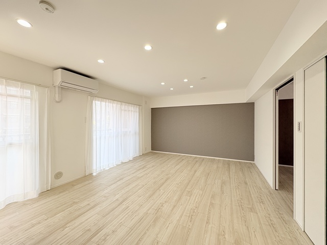 居室・リビング　南向き・バルコニーに面しており明るいリビングです♪