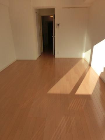 居室・リビング　バルコニーから見た居室