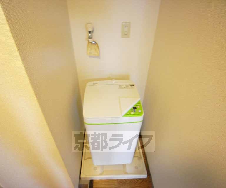 その他設備　玄関横に洗濯機を置けるので、部屋に音が響きにくい