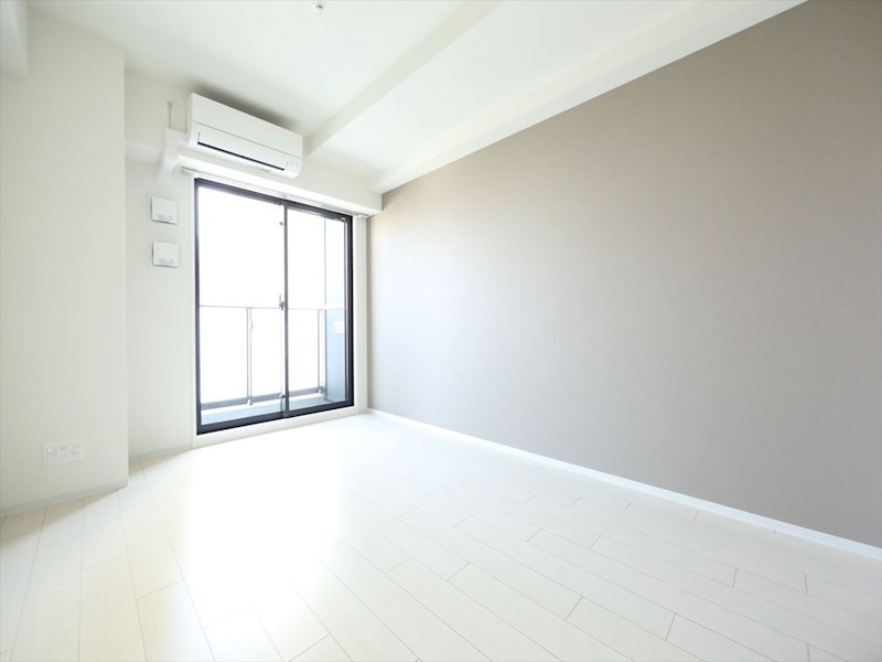 居室・リビング　洋室8帖　エアコン完備　バルコニー