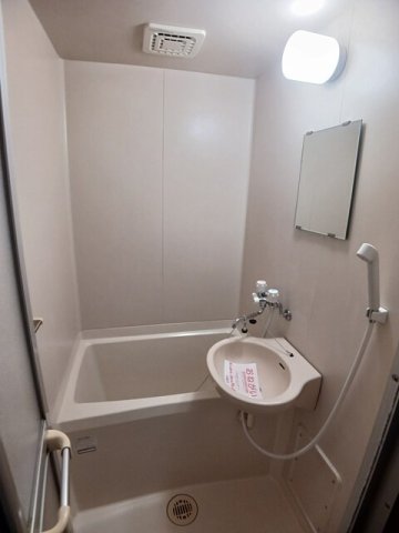 バス・シャワールーム　コンパクトで使いやすいお風呂です