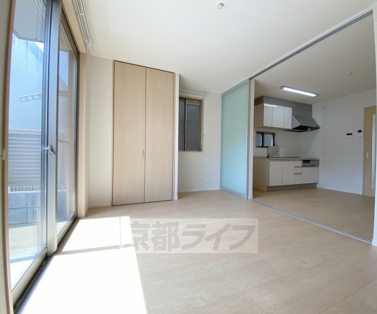 居室・リビング　スライドドアでダイニングとお部屋を繋げられます。