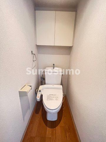 トイレ　落ち着いた色調のトイレです