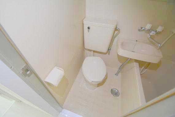 トイレ　白くてピカピカのトイレですね。お掃除もしやすいです。