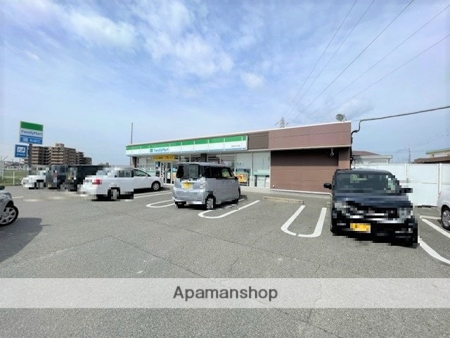 コンビニ　ファミリーマート（コンビニ）まで754m