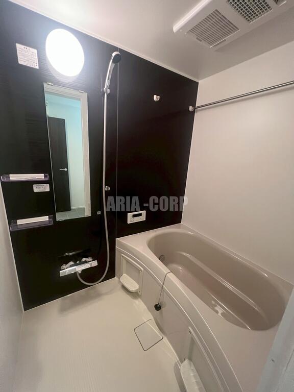 バス・シャワールーム　追焚き浴室乾燥機能付。カラーパネル採用でお洒落なバスルーム。