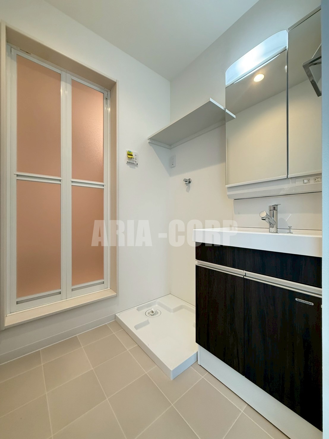 洗面設備　シャンプードレッサー付きの独立洗面台！収納豊富な洗面所♪