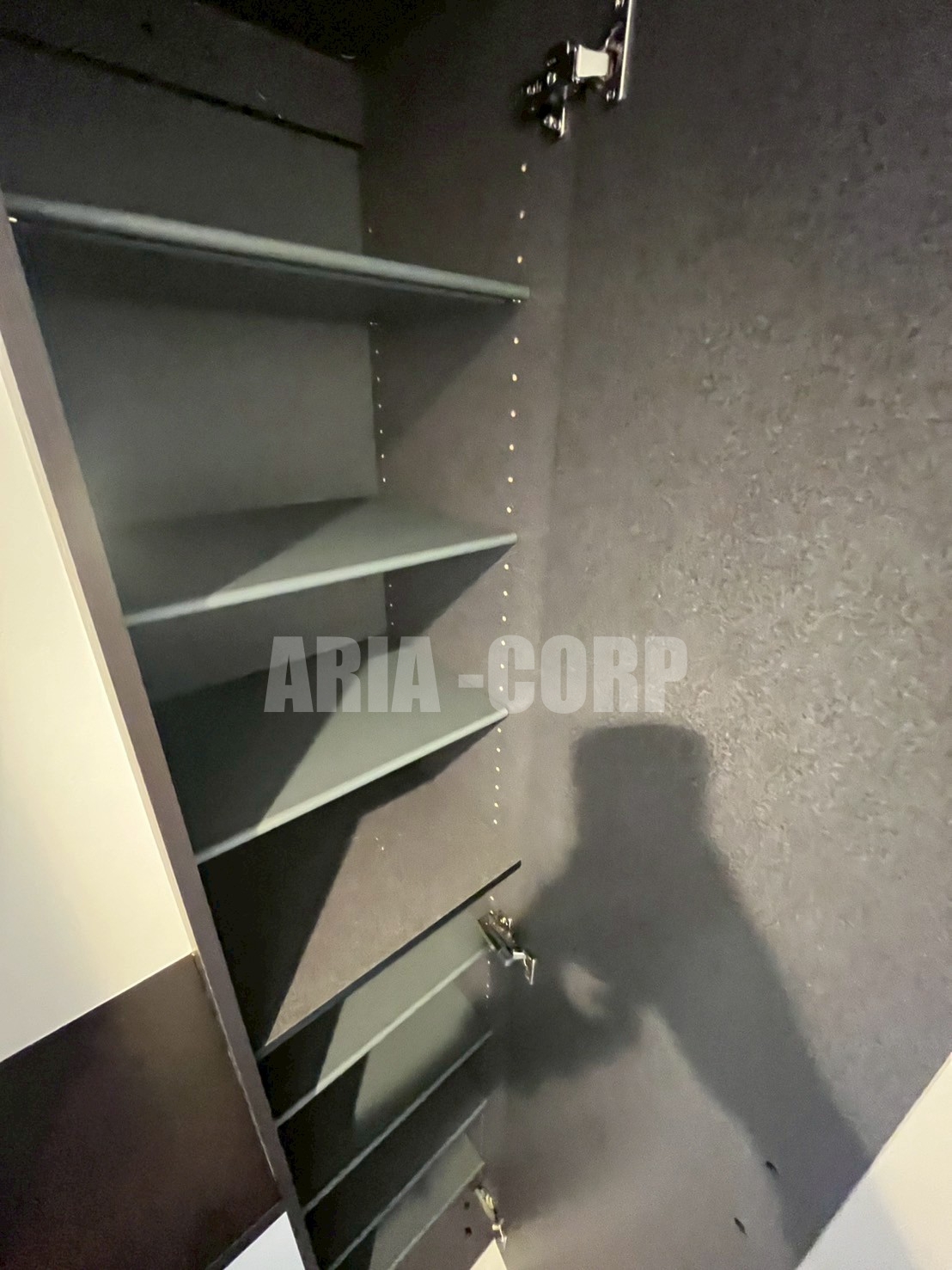 玄関　縦型のスリムなシューズボックスも完備しております！