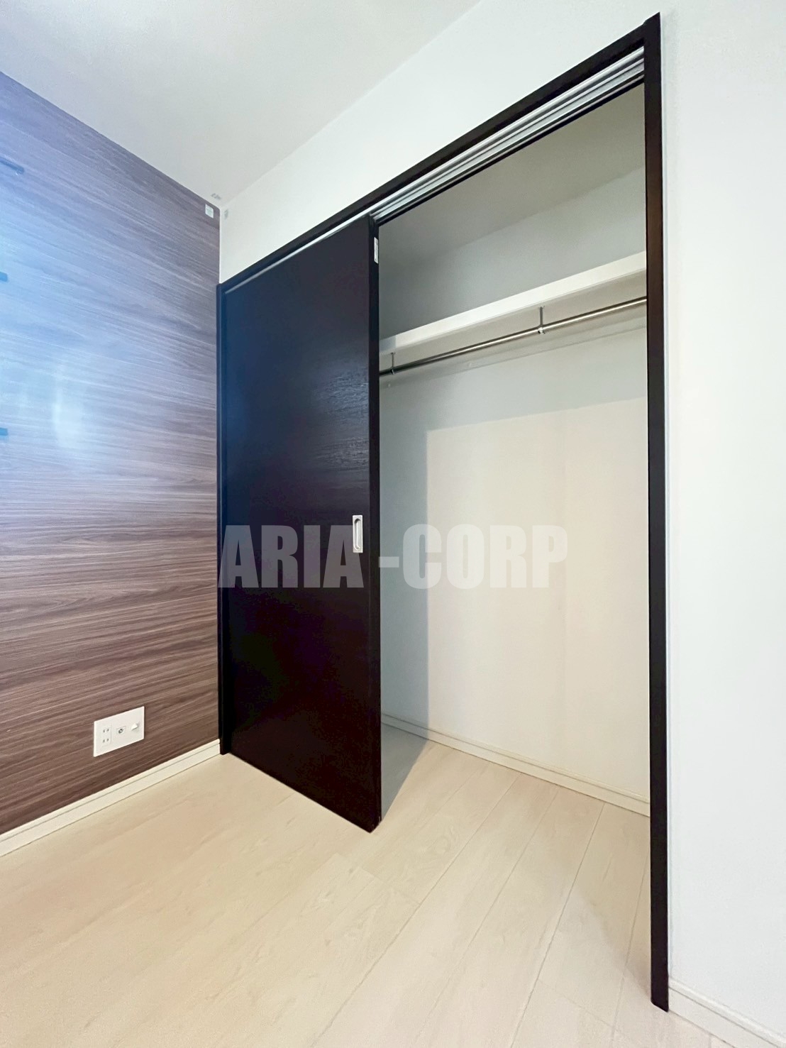 収納　クローゼット、上部には便利な棚がございます