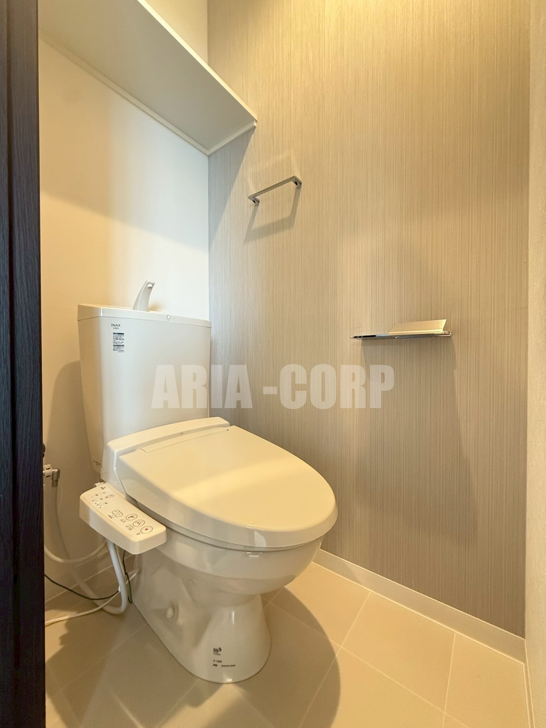 トイレ　ウォシュレット対応♪上部には収納スペースもあります！