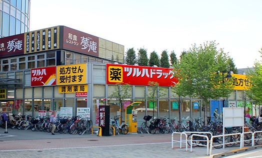 ドラックストア　調剤薬局ツルハドラッグ新宿上落合店（ドラッグストア）まで356m