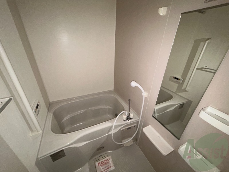 バス・シャワールーム　浴室はシンプル。一人暮らしにはちょうど良いサイズですね。