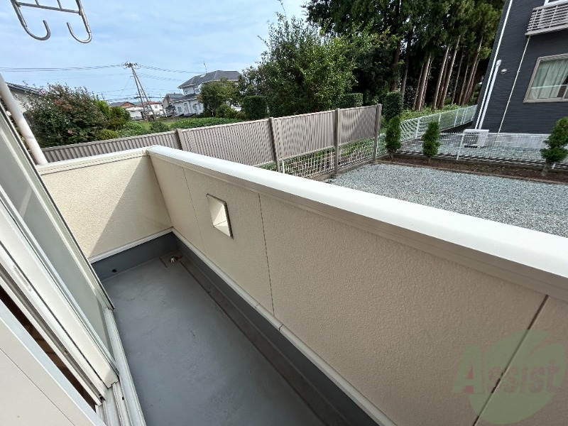 バルコニー　バルコニーは南向きです。暖かい日差しが望めそうですね。