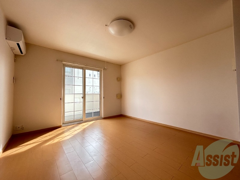 居室・リビング　１２．２帖の洋室です。生活のメインとなる部屋ですね。