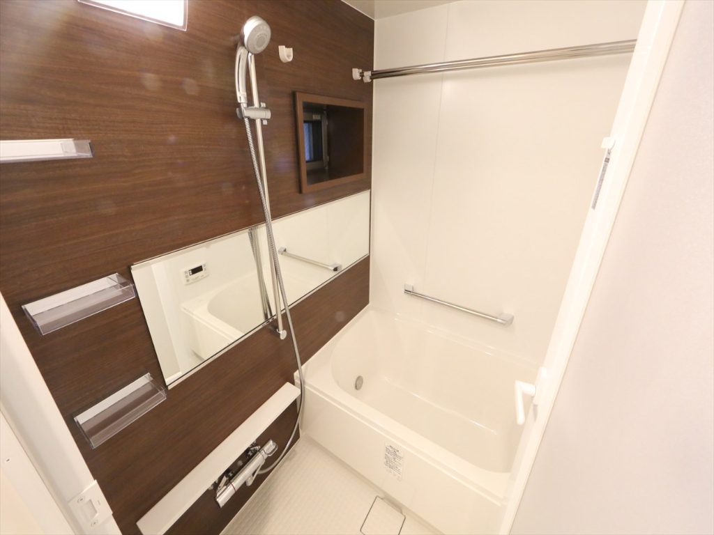 バス・シャワールーム　追い焚き浴室暖房乾燥機能付バス　窓付（換気良好）