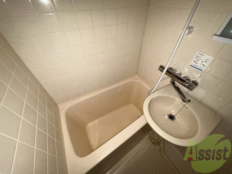 バス・シャワールーム　落ち着いたデザインの浴室。ゆったりできそうです。