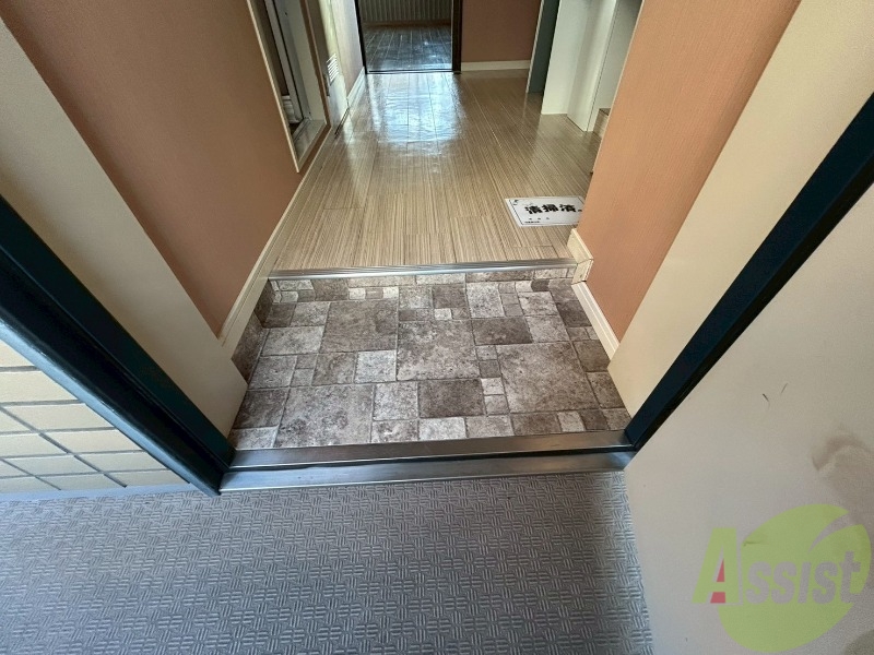 玄関　シンプルな玄関です。立ち回るのに十分なスペースがあります。