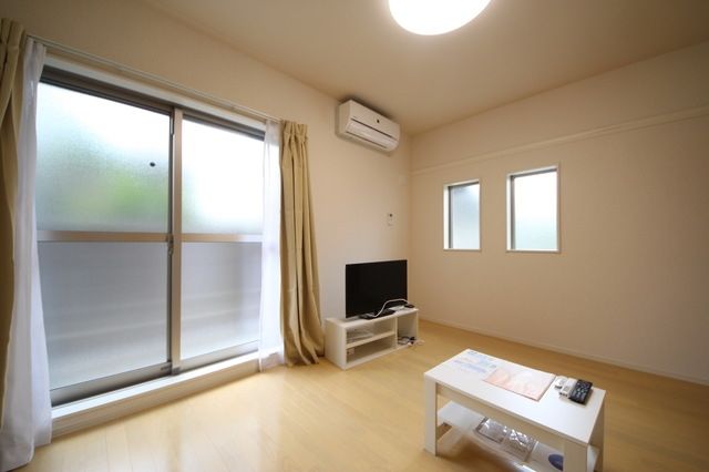 居室・リビング　角部屋のみ側面に窓あり。