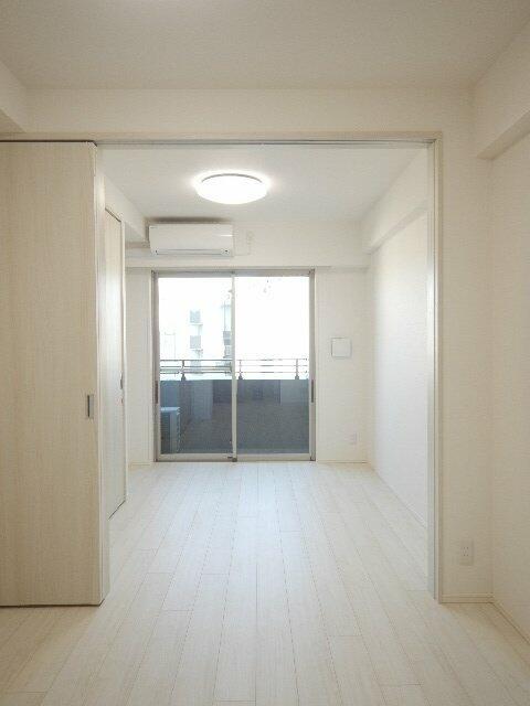 居室・リビング　こちらのリビングで趣味の時間…?