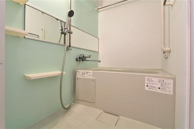 バス・シャワールーム　追い焚き付きでいつでも温かいお風呂に浸かれます