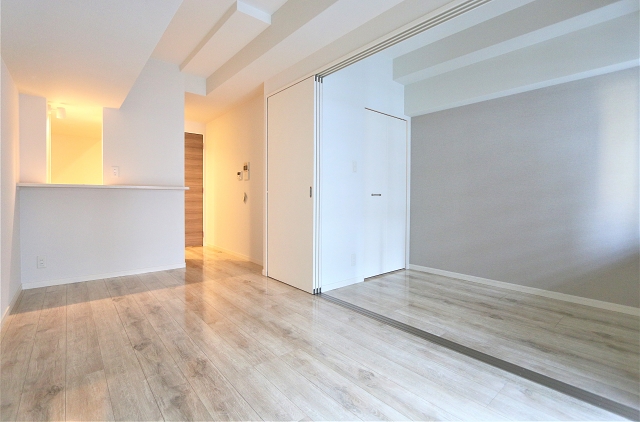 居室・リビング　白を基調としたデザイン性のある室内です