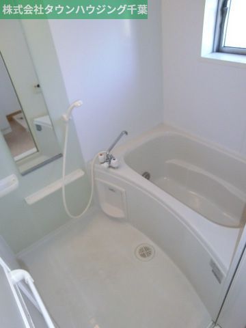 バス・シャワールーム　窓付きの明るいお風呂