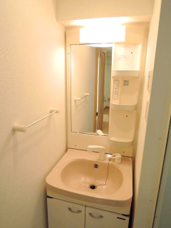 洗面設備　独立洗面台、小物を置くことができて便利です