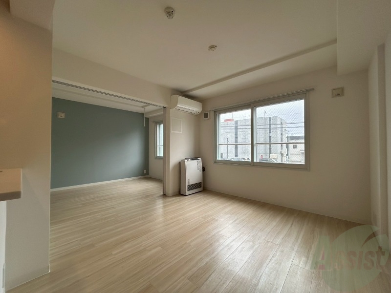 居室・リビング　フローリングや壁の色がお洒落な印象のリビングです。