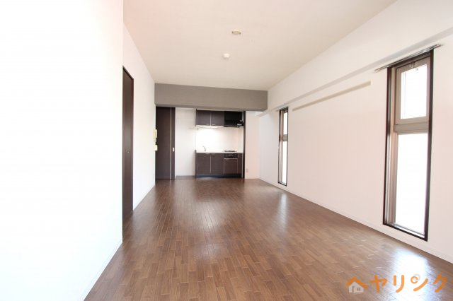 居室・リビング　ウッドカラー採用。落ち着いた雰囲気あるお部屋です