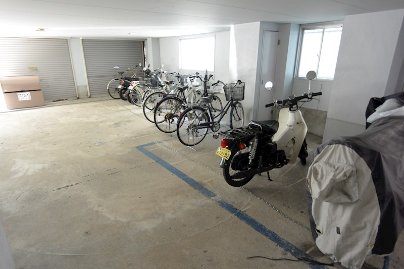 駐車場　単車置き場（屋根有り）