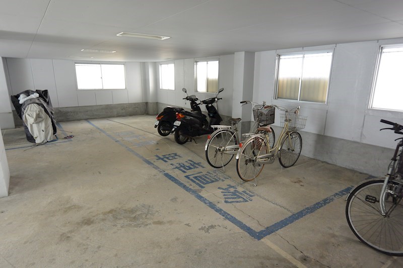 駐車場　駐輪場（屋根有り）
