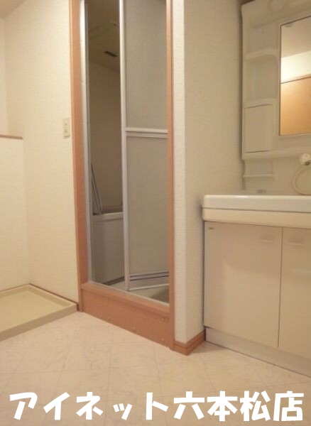 洗面設備　朝の支度はこちらでどうぞ。