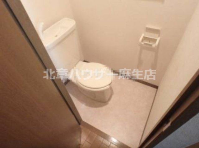 トイレ　落ち着いた色調のトイレです