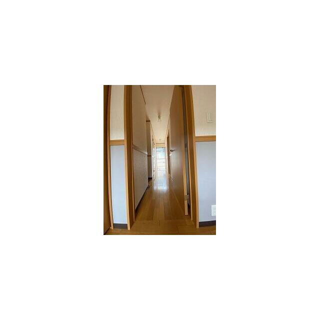 玄関　玄関内部、ホールがあり各部屋に行きます