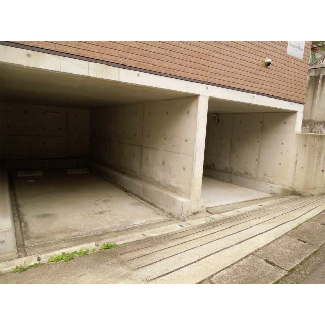 駐車場　屋根があります。バイク、自転車の駐輪もご相談下さい。